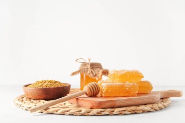 Işık zemininde bal, tarak ve arı poleni kompozisyonu