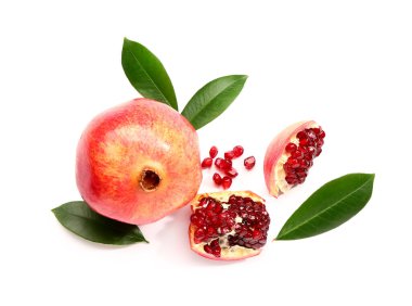 Taze nar ve yapraklar beyaz arkaplanda