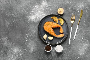 Limonlu ve sarımsaklı lezzetli somon bifteği tabağı.