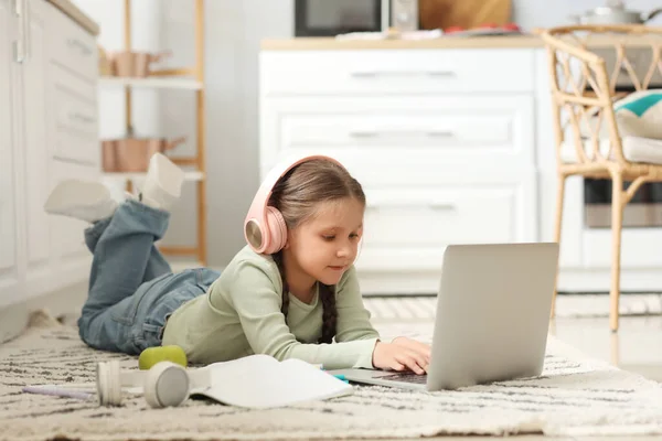 Menina Fones Ouvido Com Laptop Estudando Ciências Computação Line Casa — Fotografia de Stock