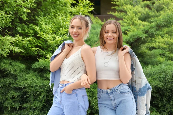 Junge Schwestern Mit Jeansjacken Auf Der Straße — Stockfoto