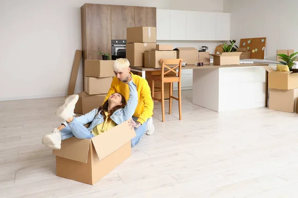Young Couple Having Fun Kitchen Moving Day — Stock Photo, Image