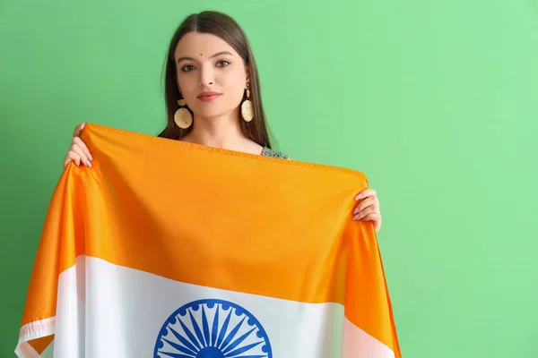 Jeune Femme Avec Drapeau Indien Sur Fond Vert — Photo