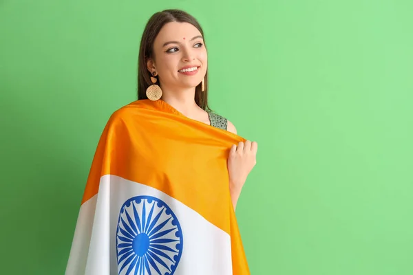 Junge Frau Mit Indischer Flagge Auf Grünem Hintergrund — Stockfoto
