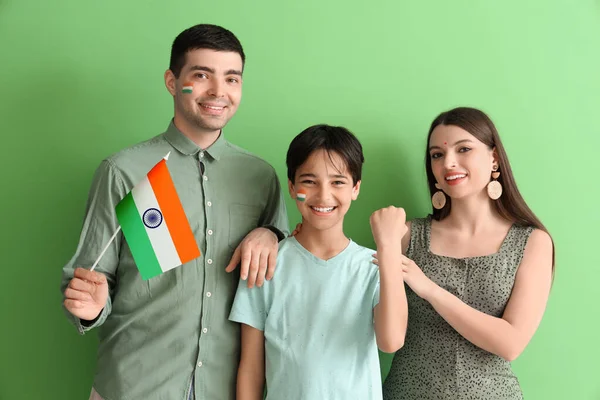 Famille Heureuse Avec Drapeau Indien Sur Fond Vert — Photo