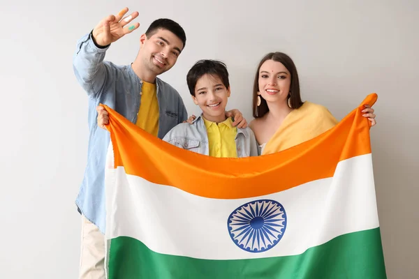 Gelukkig Gezin Met Indiase Vlag Lichte Achtergrond — Stockfoto