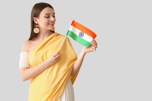 Молодая Женщина Индийским Флагом Светлом Фоне — стоковое фото