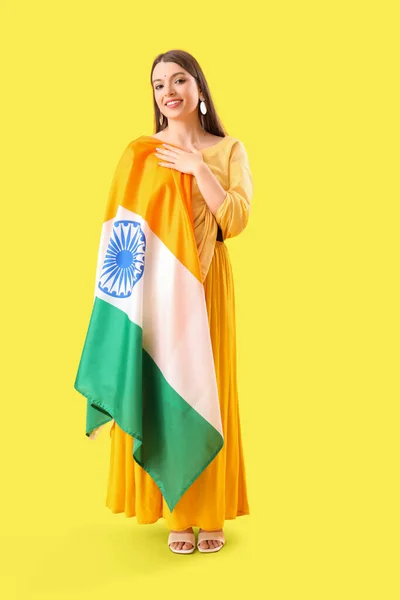 Mujer Joven Con Bandera India Sobre Fondo Amarillo — Foto de Stock