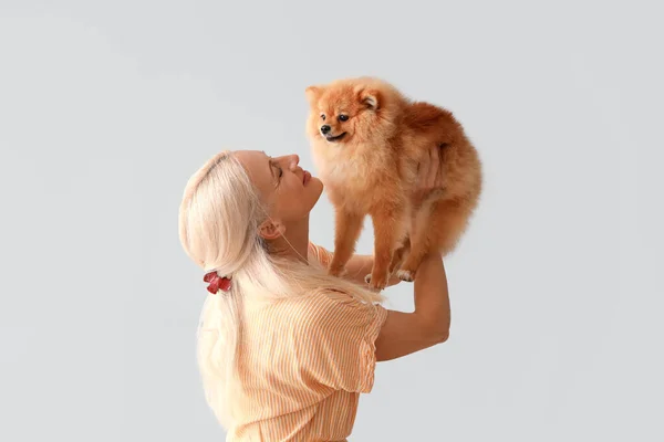 Mujer Madura Con Perro Pomerania Sobre Fondo Claro — Foto de Stock