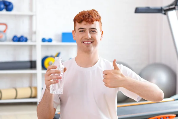 Young Redhead Man Bottle Water Showing Thumb Gym — Stock Photo, Image