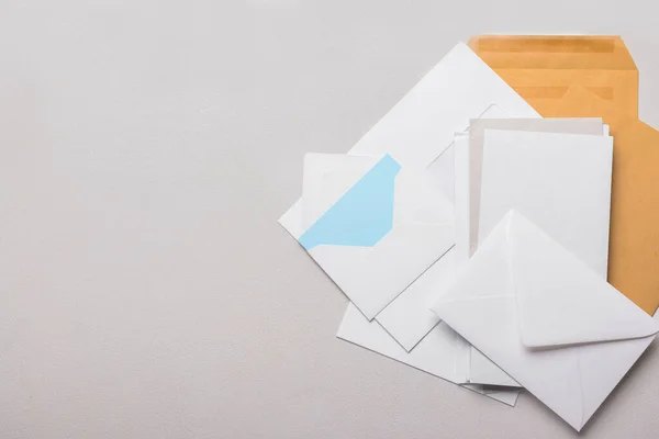 ライトバックの封筒とカードのヒープ — ストック写真