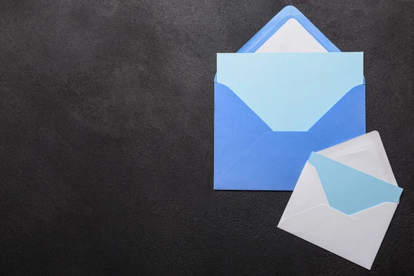 Envelopes Com Cartões Branco Sobre Fundo Escuro — Fotografia de Stock