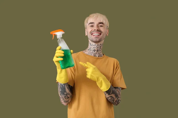 Junger Tätowierter Mann Zeigt Auf Sprühflasche Mit Waschmittel Auf Grünem — Stockfoto
