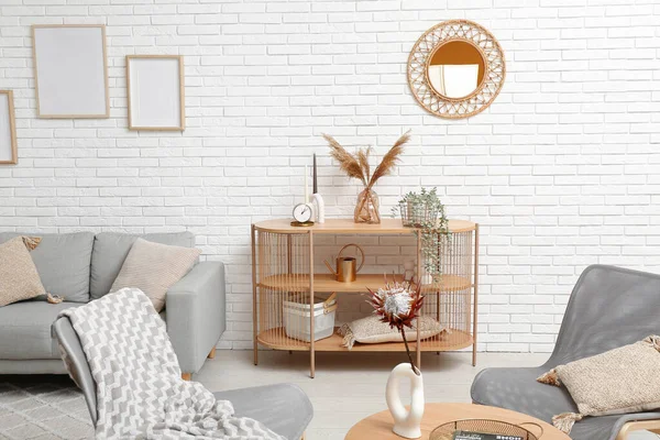 Moderne Wohnzimmereinrichtung Mit Regal Grauem Sofa Und Sesseln — Stockfoto