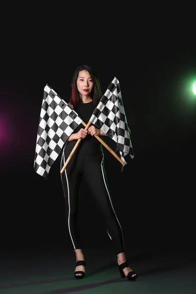 Mooie Aziatische Vrouw Met Race Vlaggen Donkere Achtergrond — Stockfoto