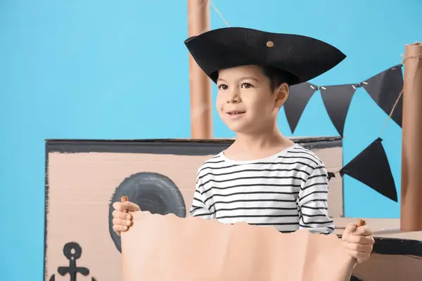Petit Pirate Mignon Avec Carte Trésor Bateau Carton Sur Fond — Photo