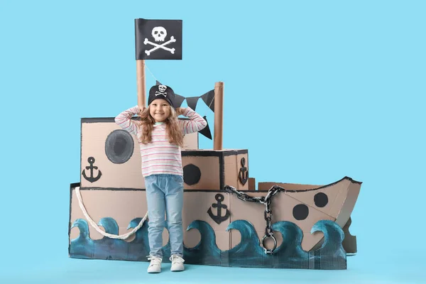 Linda Niña Vestida Pirata Con Barco Cartón Sobre Fondo Azul —  Fotos de Stock