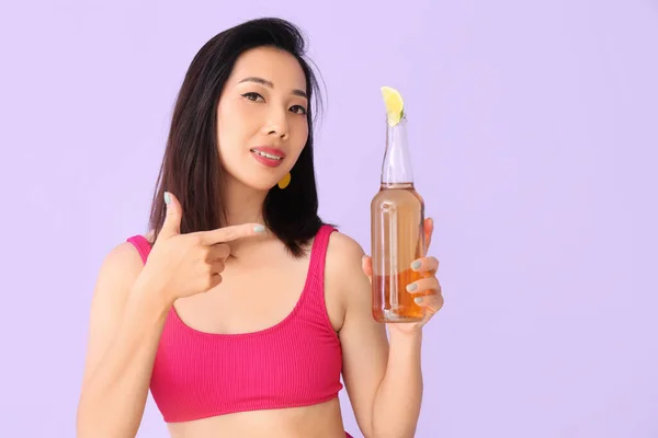 Krásná Asijská Žena Plavkách Limonádou Šeříkovém Pozadí — Stock fotografie