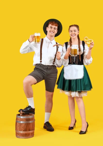 노란색 배경에 맥주와 간식과 전통적인 독일어 — 스톡 사진