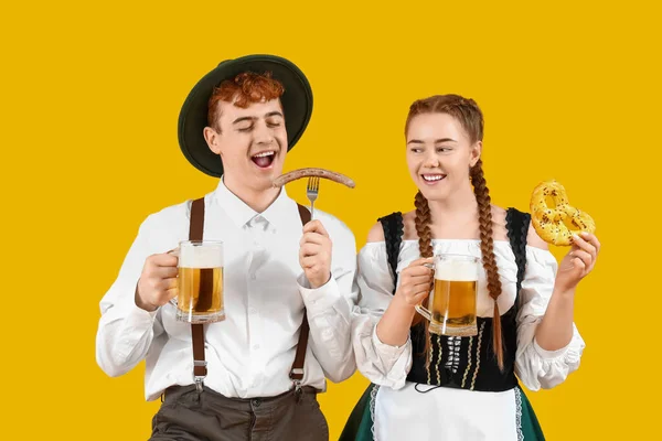 Jong Stel Traditionele Duitse Kleding Met Bier Snacks Gele Achtergrond — Stockfoto