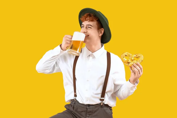 Jovem Roupas Tradicionais Alemãs Com Pretzel Bebendo Cerveja Fundo Amarelo — Fotografia de Stock
