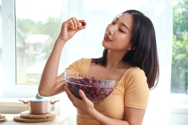 Mooie Jonge Aziatische Vrouw Met Kom Van Rijpe Kersen Keuken — Stockfoto