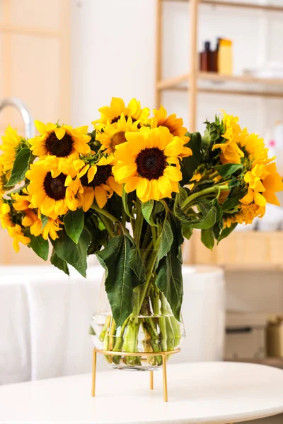 Banyo masasında ayçiçekli vazo, yakın plan.