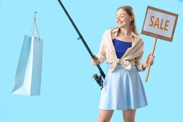 Ευτυχισμένη Νεαρή Γυναίκα Καλάμι Ψαρέματος Πινακίδα Πώλησης Και Τσάντα Για — Φωτογραφία Αρχείου