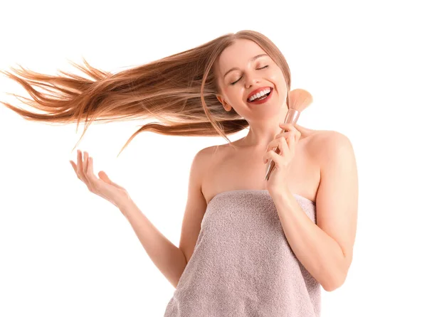 シャワーの後のかなり若い女性と白い背景の化粧ブラシ — ストック写真