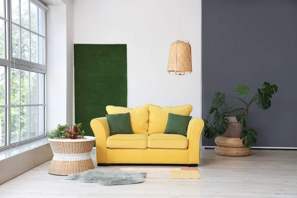 Innenraum Eines Hellen Wohnzimmers Mit Gelbem Sofa Und Zimmerpflanzen — Stockfoto