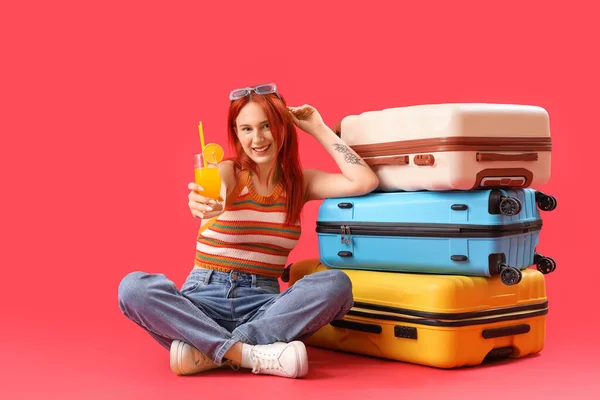 Touristin Mit Koffer Und Cocktail Auf Rotem Hintergrund — Stockfoto