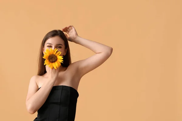 Turuncu Arka Planda Güzel Ayçiçeği Olan Genç Bir Kadın — Stok fotoğraf