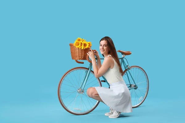 Молодая Счастливая Женщина Велосипедом Плетеной Корзиной Полной Красивых Подсолнухов Синем — стоковое фото