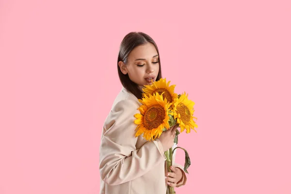 Junge Frau Mit Einem Strauß Schöner Sonnenblumen Auf Rosa Hintergrund — Stockfoto