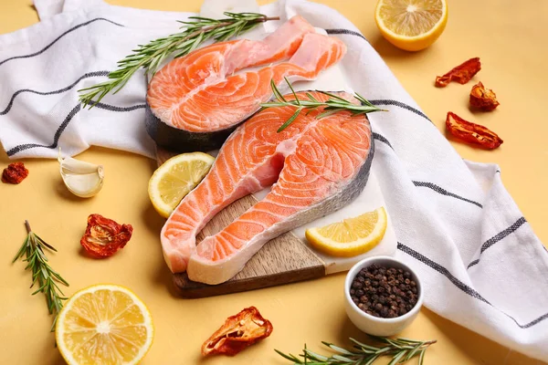 Board Raw Salmon Steaks Different Spices Yellow Background — Stock Photo, Image