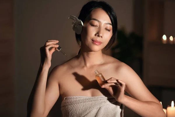 Pretty Young Asian Woman Essential Oil Spa Salon — Stock Photo, Image