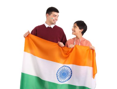Babası ve beyaz arka planda Kızılderili bayrağı olan küçük bir çocuk.