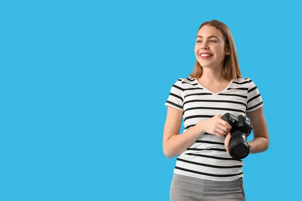 Vrouwelijke Fotograaf Met Professionele Camera Blauwe Achtergrond — Stockfoto