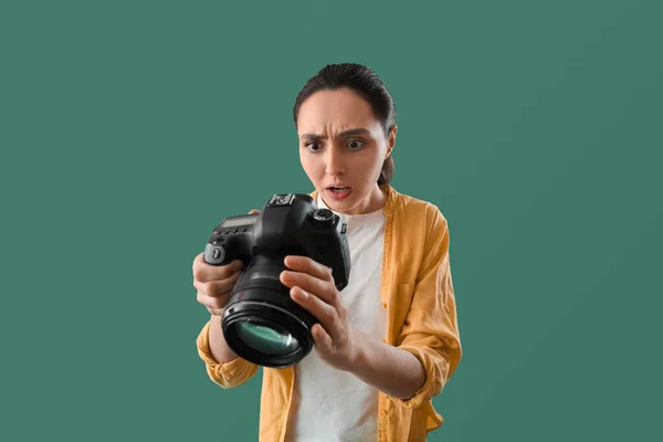 Σοκαρισμένη Γυναίκα Φωτογράφος Επαγγελματική Κάμερα Πράσινο Φόντο — Φωτογραφία Αρχείου