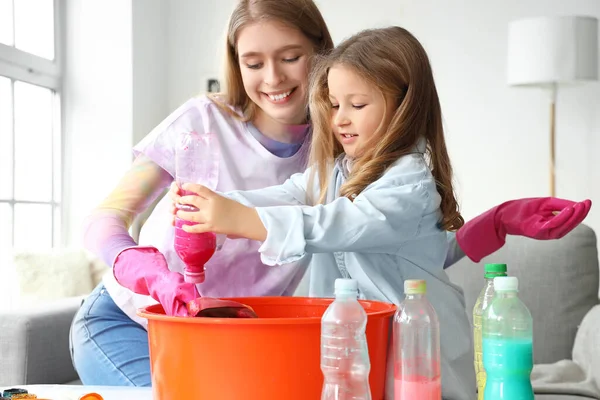 Menina Com Sua Irmã Fazendo Tie Dye Shirt Casa — Fotografia de Stock