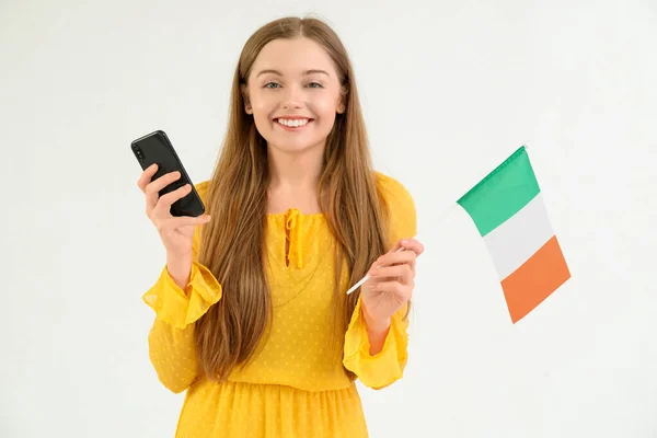 Söt Ung Kvinna Med Flagga Italien Och Mobiltelefon Vit Bakgrund — Stockfoto