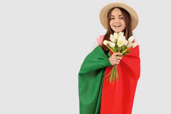 Klein Meisje Met Vlag Van Italië Bloemen Lichte Achtergrond — Stockfoto