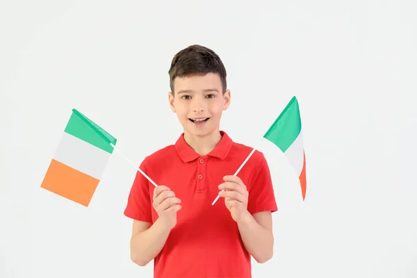 浅色背景上挂着意大利国旗的小男孩 — 图库照片
