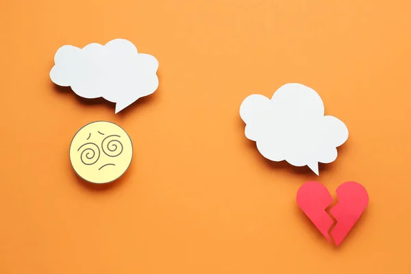 Confused Paper Face Broken Heart Speech Bubbles Orange Background — Stock Photo, Image