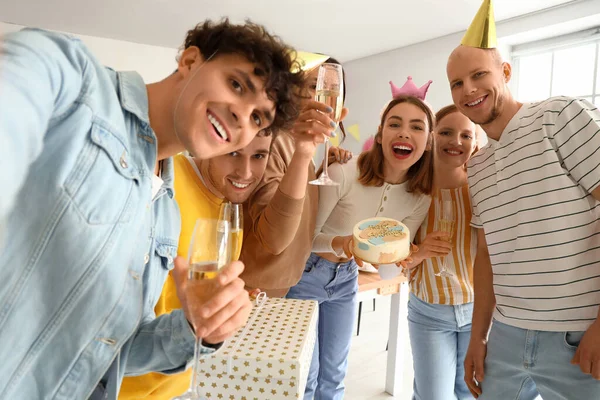 Gruppe Junger Freunde Mit Geburtstagstorte Macht Selfie Der Küche — Stockfoto