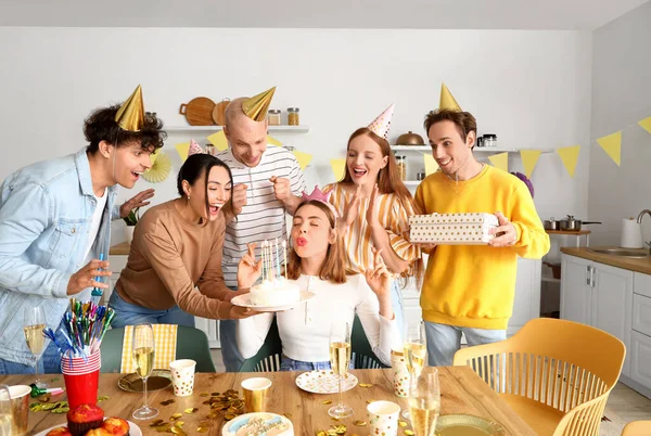 Junge Frau Wünscht Sich Bei Geburtstagsparty Mit Freunden — Stockfoto