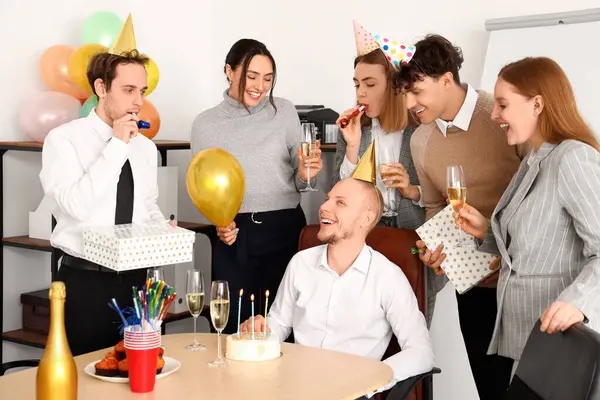 Gruppo Giovani Amici Con Champagne Che Festeggiano Compleanno Ufficio — Foto Stock