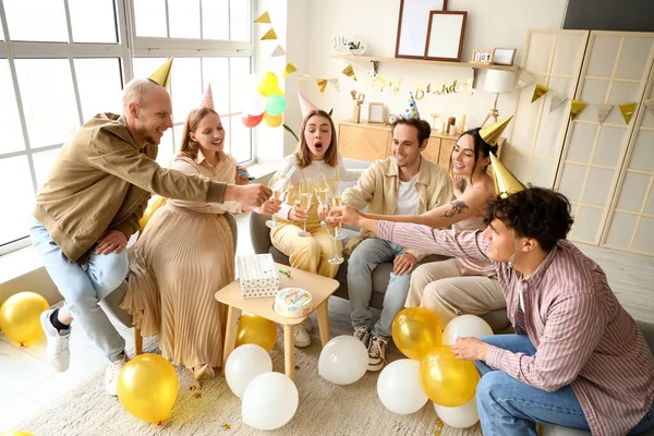 Groupe Jeunes Amis Avec Champagne Fête Son Anniversaire Maison — Photo