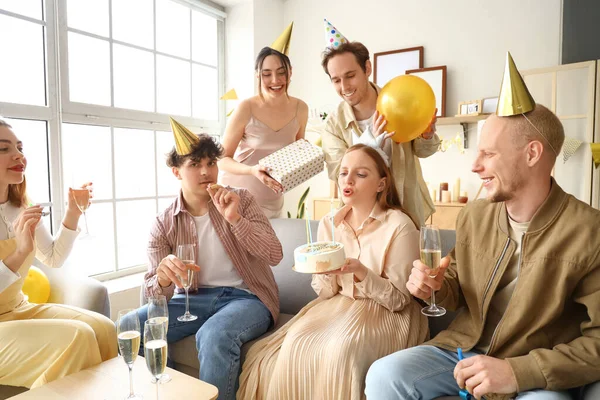 Junger Mann Bringt Geburtstagstorte Freundin Auf Party — Stockfoto