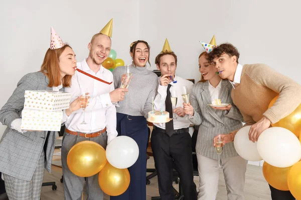 Группа Молодых Друзей Шампанским Празднуют День Рождения Офисе — стоковое фото